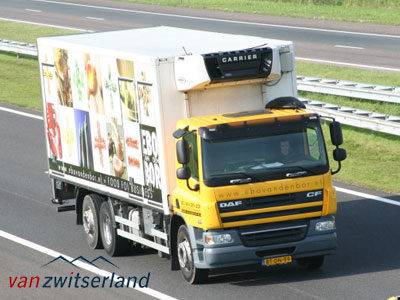 Vrachtwagen met camera achteruitrijcamera en camera voor dode hoek